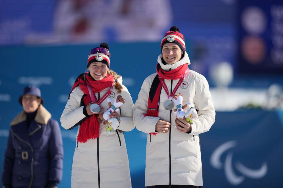 Biatlonistka Carina Edlingerová (vlevo) se stříbrnou paralympijskou medailí.