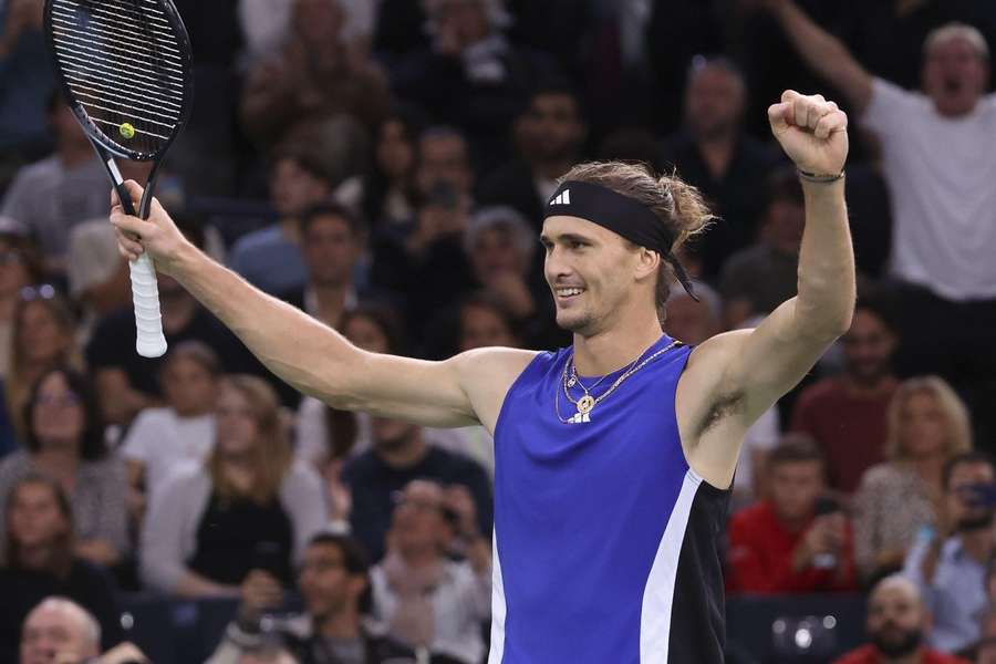 Alexander Zverev feiert seinen Sieg in Paris.