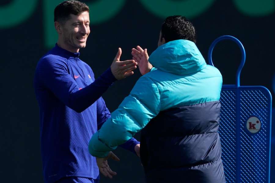 Lewandowski y Xavi en un entrenamiento