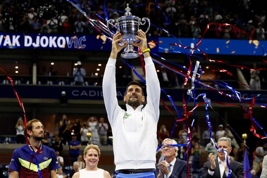 Djokovic mit der US Open-Trophäe
