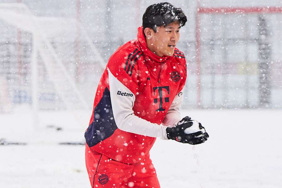 Kim Min-Jae treina na neve antes da rodada do Alemão Kim Min-Jae treina na neve antes da rodada do Alemão