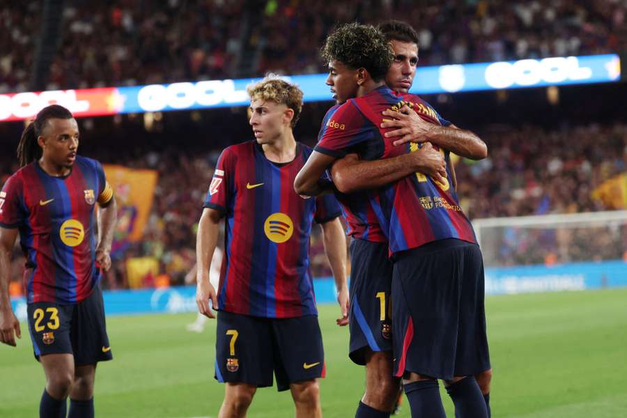 Barcelona pěti góly smetla Rayo Vallecano. Barcelona pěti góly smetla Rayo Vallecano.