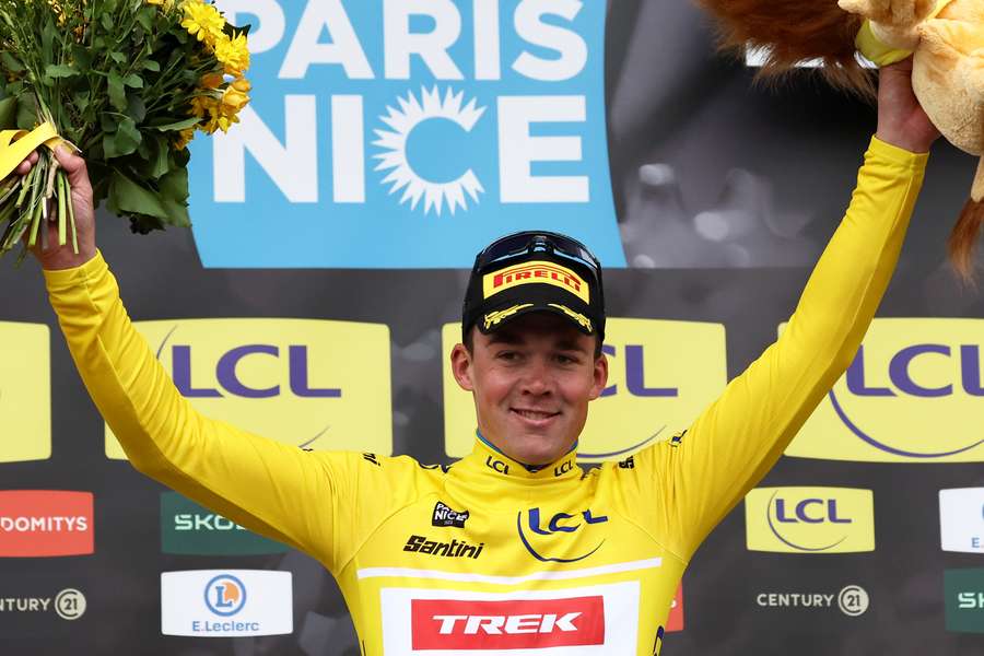 Mads Pedersen et son maillot jaune de leader.