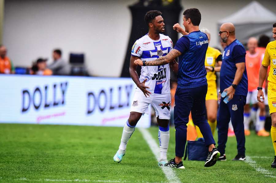 Bruno Mezenga, capitão do Água Santa, celebra um dos dois golos