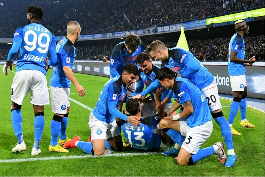 Napoli overrompelt Juventus en spelers Napoli overrompelen elkaar op weg naar de titel in de Serie A