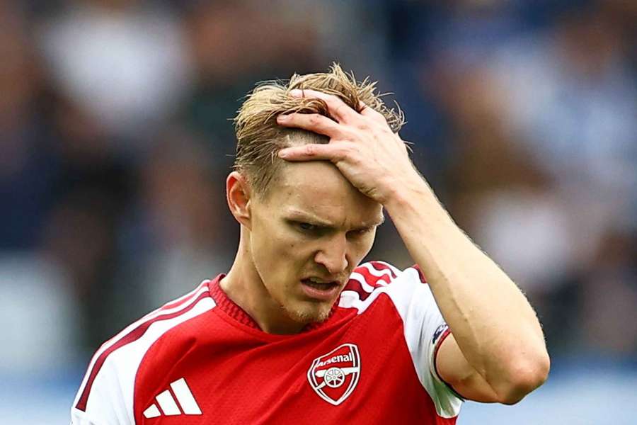 Martin Odegaard își pune mâna în cap după un gol primit