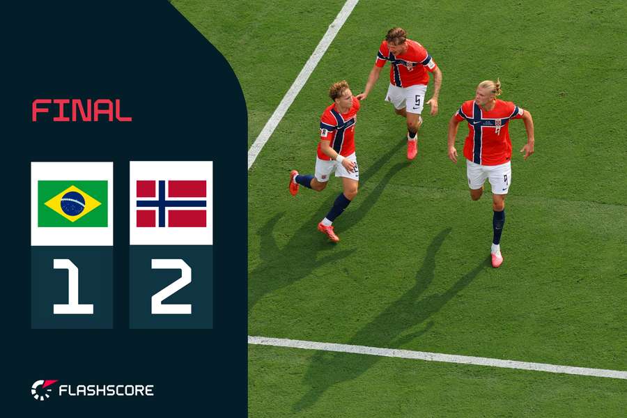 Los jugadores de Noruega celebran uno de los dos goles de Haaland