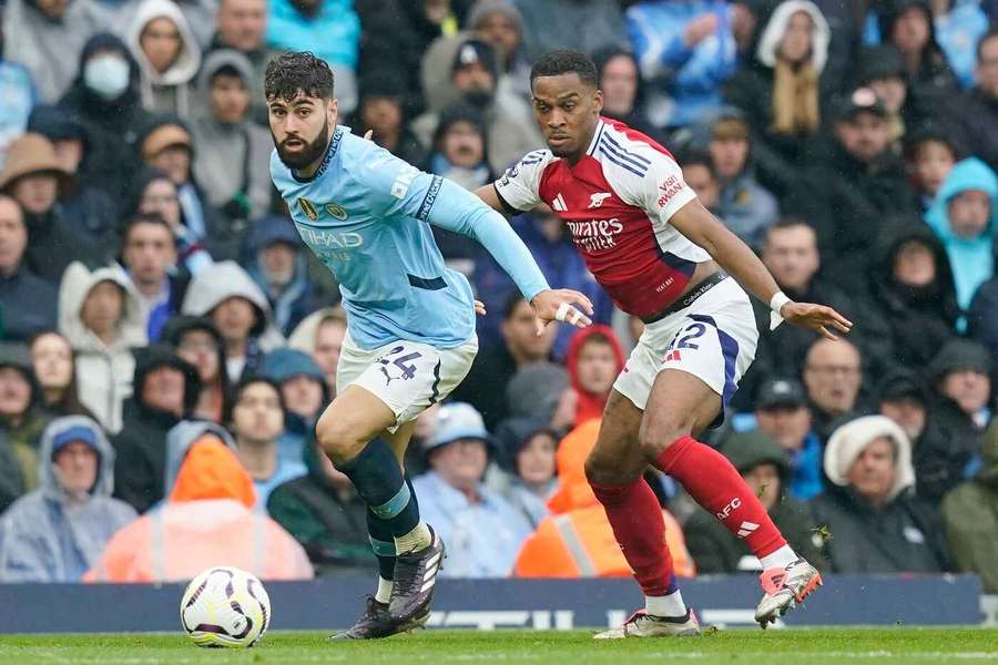 Joško Gvardiol a Jurrien Timber v zápase City s Arsenalem.