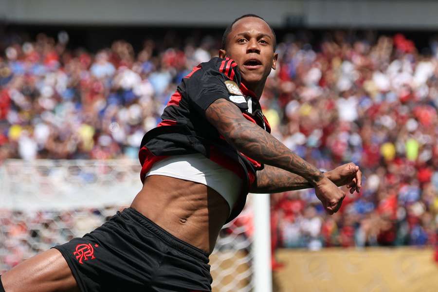 Wallace Jan saiu do banco de reservas para fechar a vitória do Flamengo sobre o Chelsea Wallace Jan saiu do banco de reservas para fechar a vitória do Flamengo sobre o Chelsea