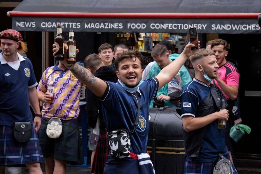 Fanii scoțieni au băut toată berea din Boston Fanii scoțieni au băut toată berea din Boston
