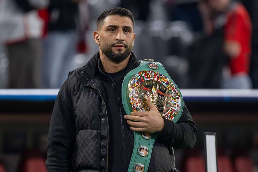 Agit Kabayel mit dem Gürtel der WBC