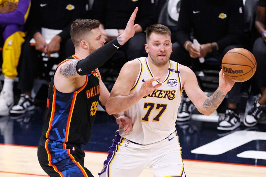 Hartenstein (l.) im Einsatz gegen Doncic