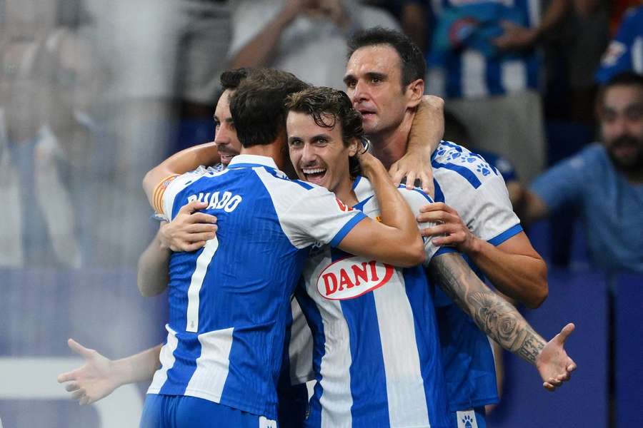 Los jugadores del Espanyol celebran el gol de Carlos Romero