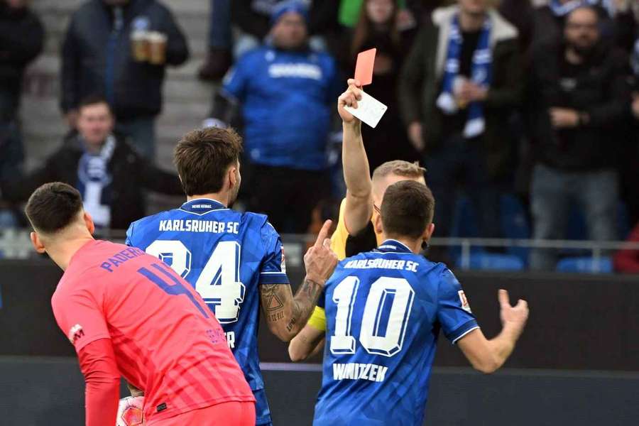 Karlsruher-Angreifer Fabian Schleusener wurde mit Rot vom Platz geschickt Karlsruher-Angreifer Fabian Schleusener wurde mit Rot vom Platz geschickt