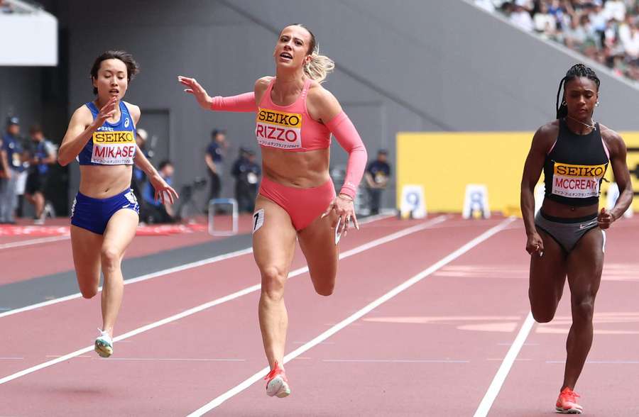 Rizzo (centre) in action