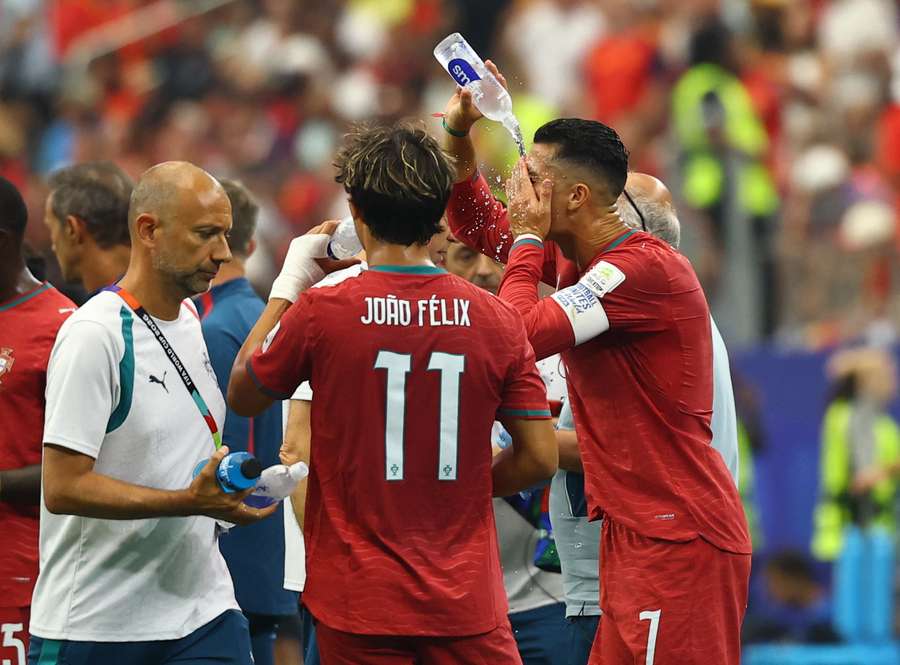 Ronaldo si idrata Ronaldo si idrata