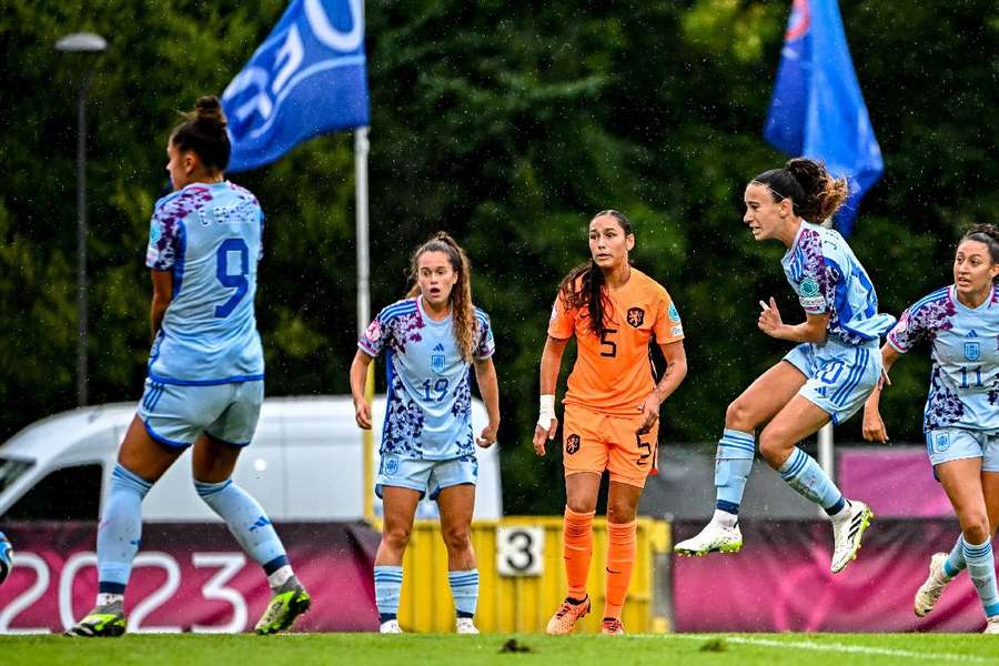 Instante en el que Julia Bartel logra el gol de la victoria. 