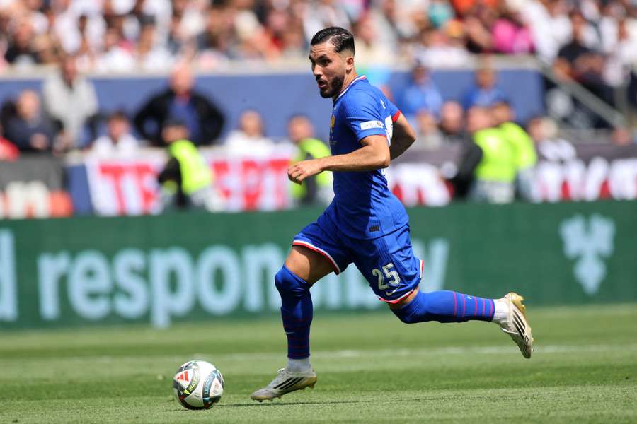 Rayan Cherki avec les Bleus en Ligue des nations.