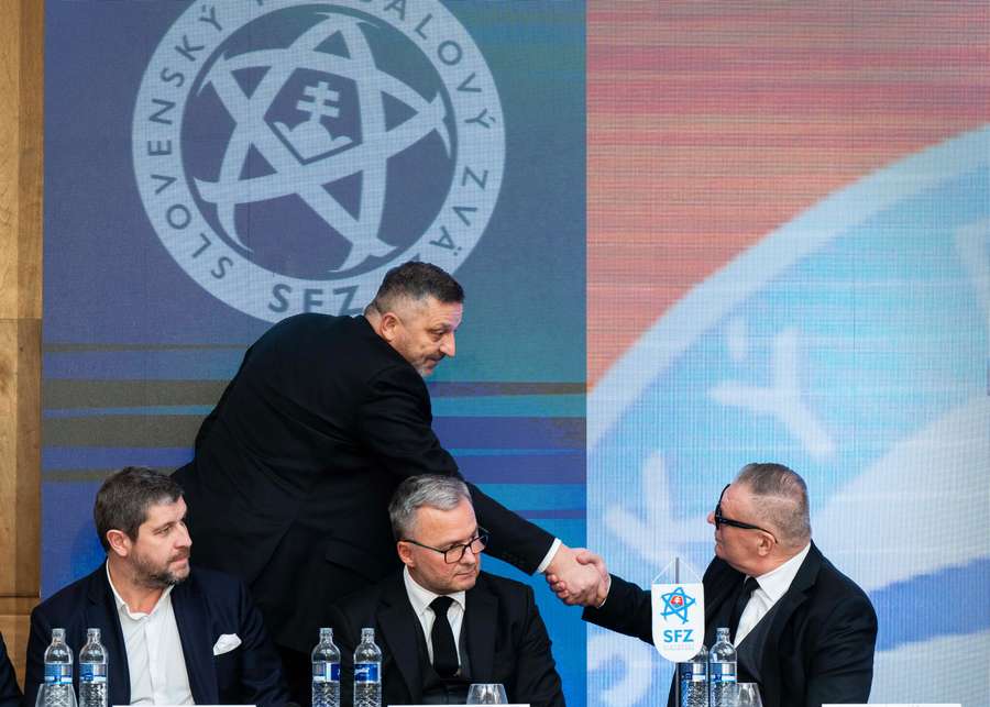 Peter Pálenčík gratuluje Jánovi Kováčikovi. Peter Pálenčík gratuluje Jánovi Kováčikovi.