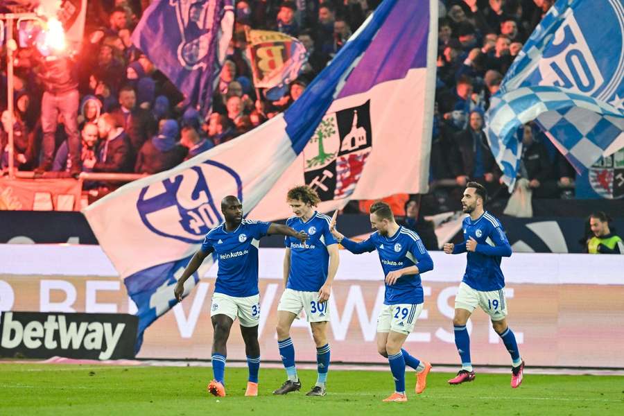 Kenan Karaman viert met zijn teamgenoten de 2-2 en is met Schalke nu zeven duels op rij ongeslagen