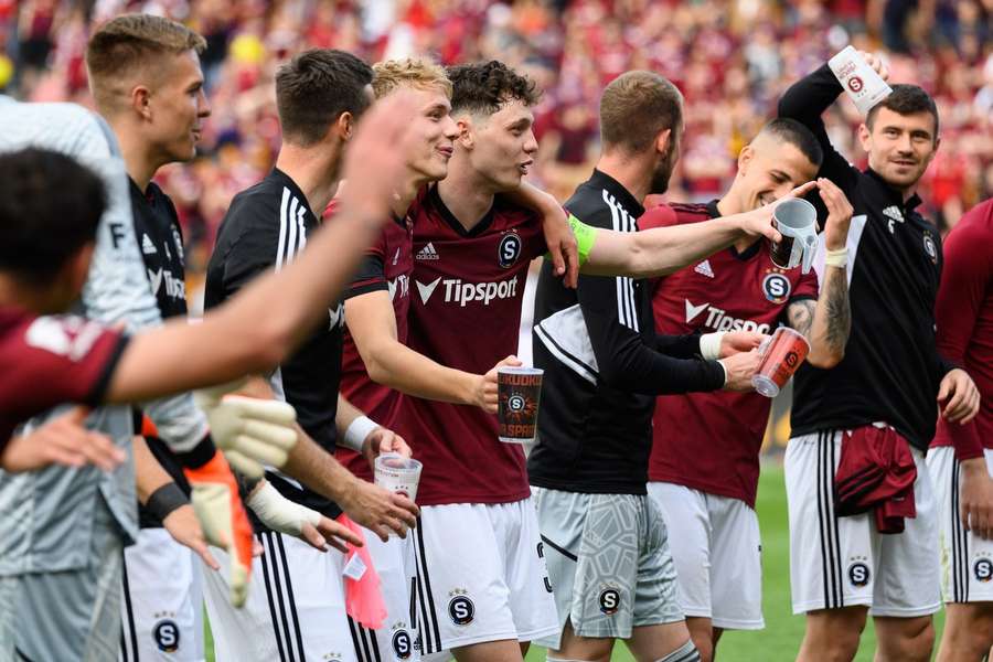 Sparta Praga faz a festa do título de campeão