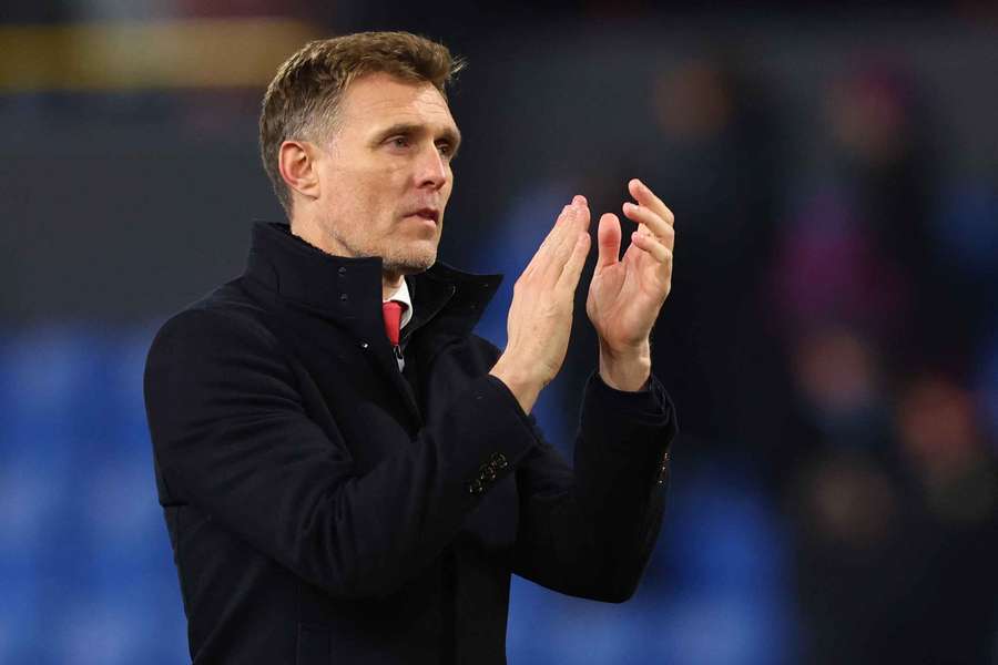 L’entraîneur intérimaire de Manchester United, Darren Fletcher, applaudit les supporters après le match contre Burnley