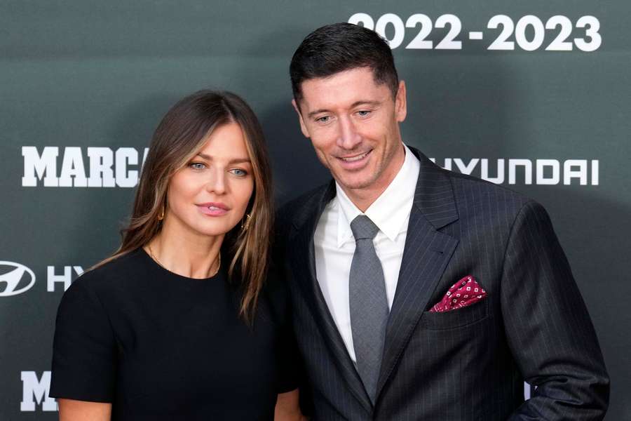 Robert Lewandowski y su esposa Anna Lewandowska posan ante los medios. Robert Lewandowski y su esposa Anna Lewandowska posan ante los medios.