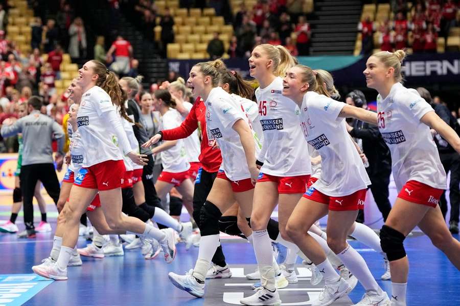 Jogadoras da Dinamarca festejam triunfo diante de Montenegro