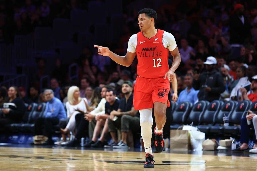 Dru Smith de los Miami Heat tras realizar un tiro contra los Cleveland Cavaliers el 8 de diciembre de 2024. 