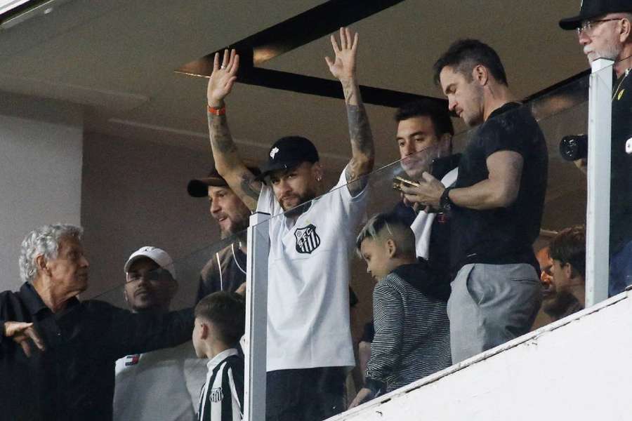 Neymar reage ao rebaixamento do Santos para a Série B do