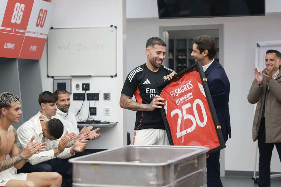 Rui Costa na homenagem a Otamendi
