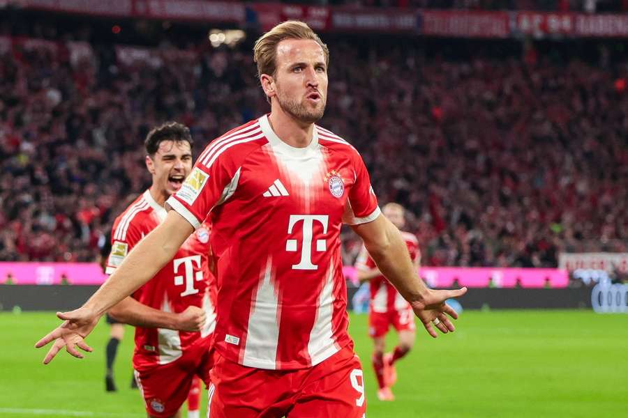 Harry Kane slaví gól ve šlágru s Dortmundem.
