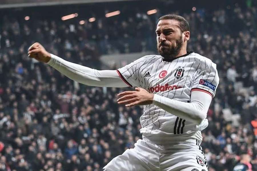 Cenk Tosun troca o Besiktas pelo Fenerbahçe