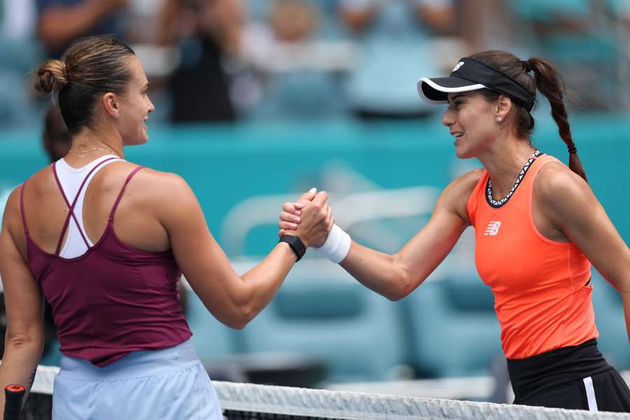 Aryna Sabalenka (l.) gratuliert Sorana Cirstea zum zweiten Einzug in ein Masters-Halbfinale.