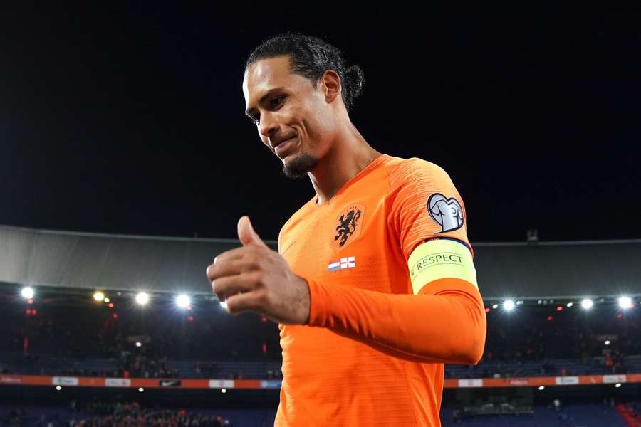 Virgil van Dijk met de aanvoerdersband van Oranje