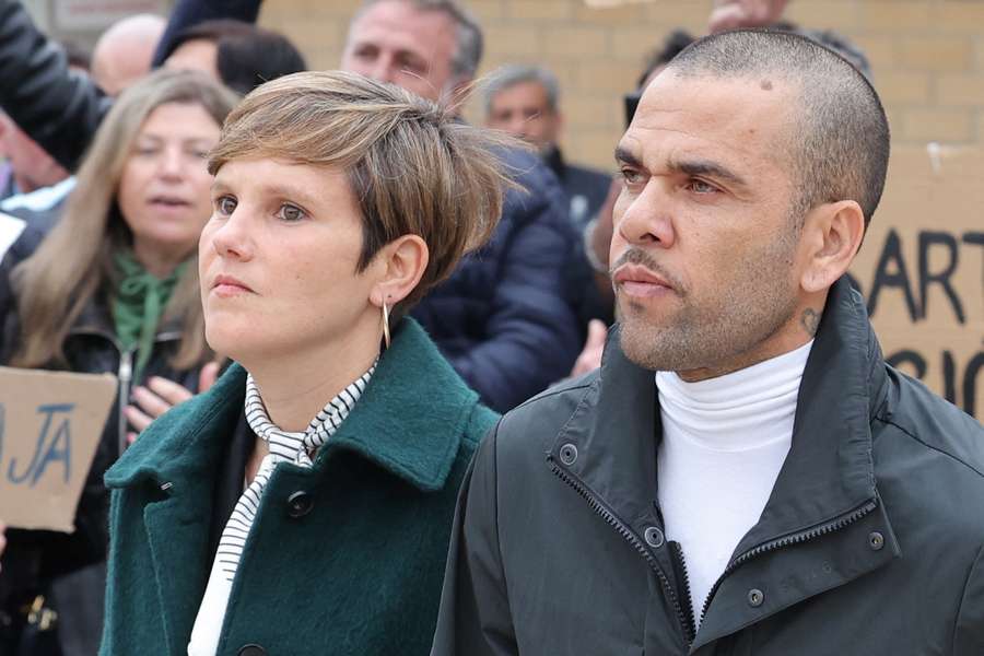 Dani Alves (à direita) deixa a prisão de Barcelona