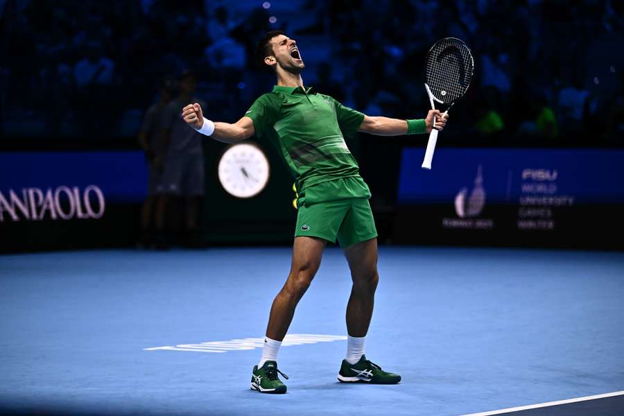 Djokovic celebra la victoria ante Medvedev.