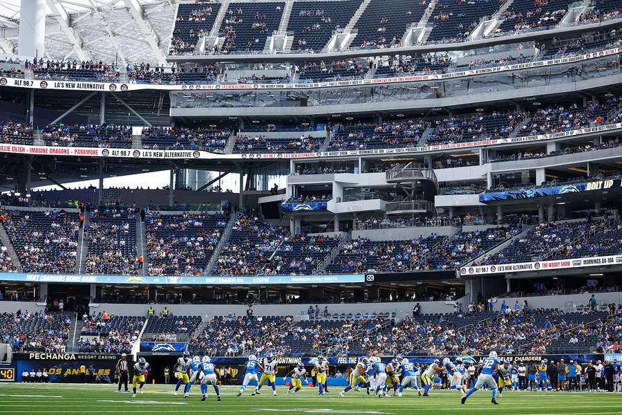 Estádio SoFi durante o jogo-treino entre os rivais da cidade, Rams e Chargers