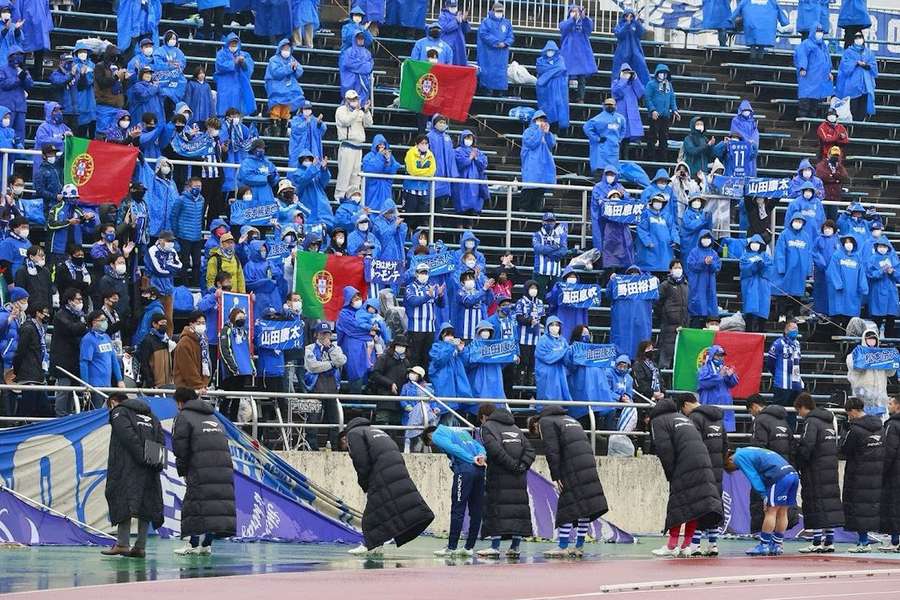 Bandeiras portuguesas nos jogos do Montedio Yamagata