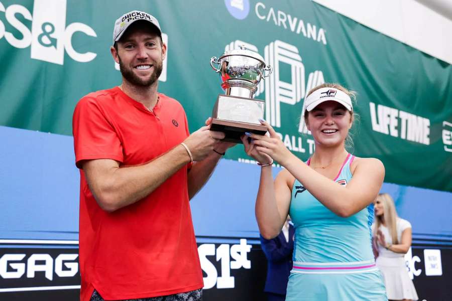 Jack Sock po boku své deblové spoluhráčky s trofejí pro vítěze turnaje North Carolina Open.