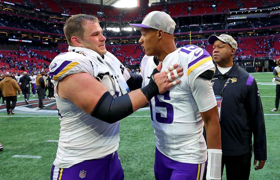 Il centro Garrett Bradbury e il QB Joshua Dobbs dopo la vittoria ad Atlanta