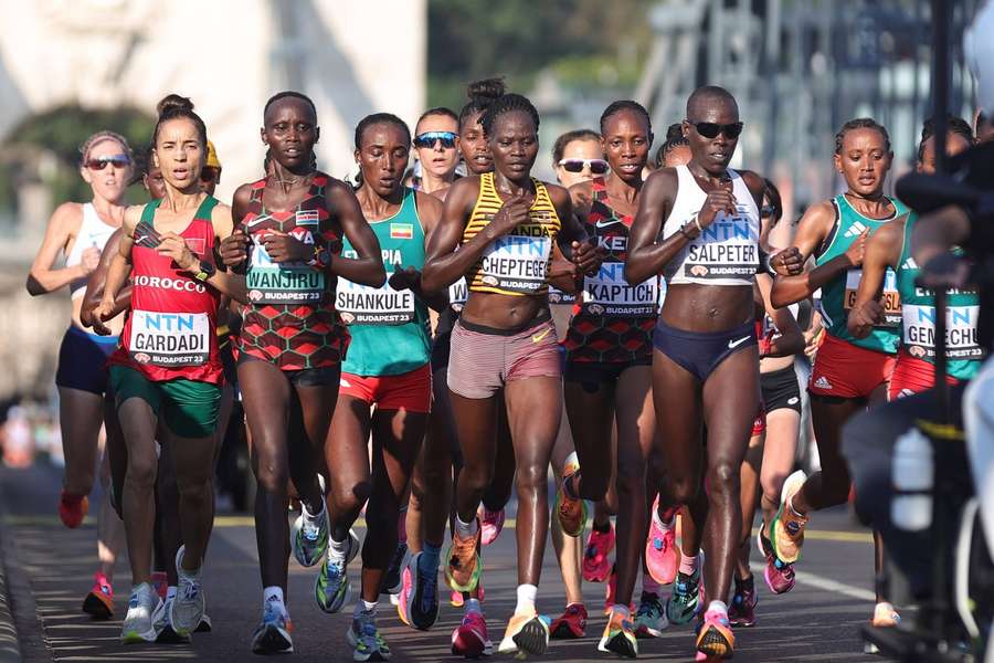 Rebecca Cheptegei under maratonløbet i Paris