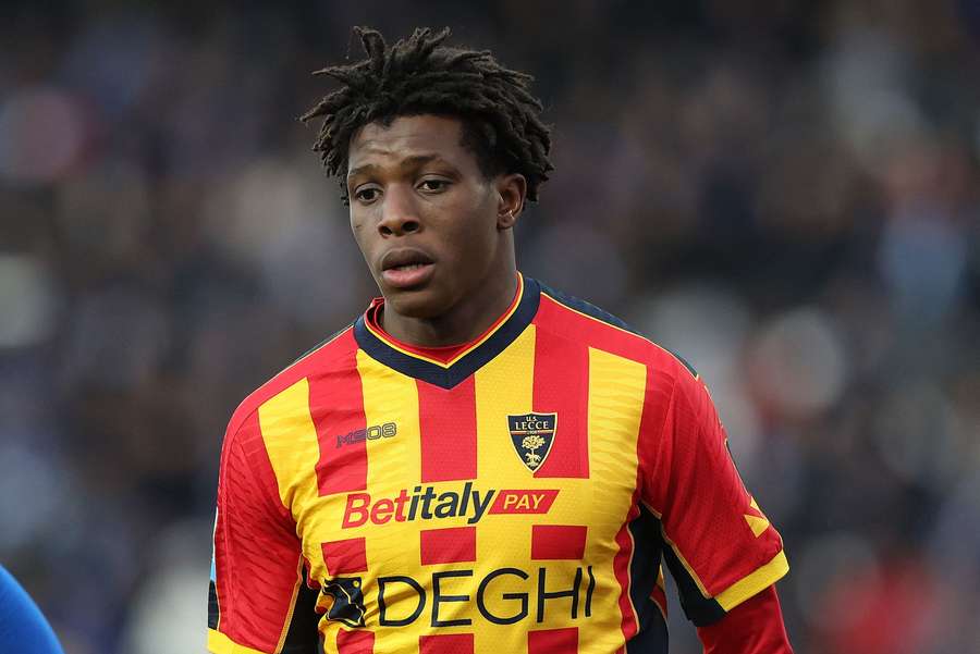 Patrick Dorgu en acción con el Lecce
