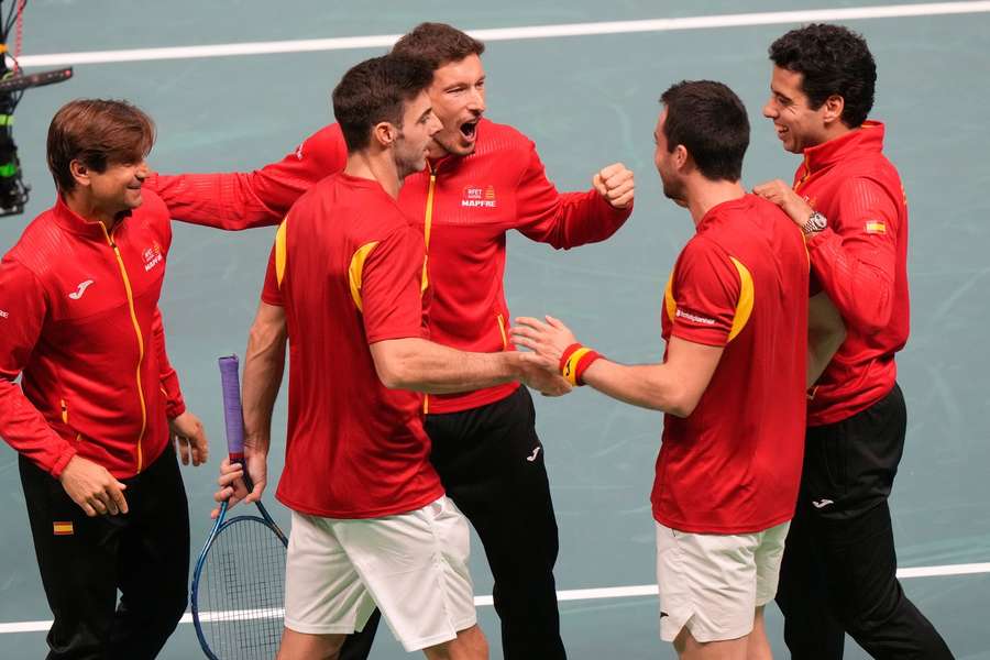 Das spanische Team jubelt nach einem engen Doppel-Finale Das spanische Team jubelt nach einem engen Doppel-Finale