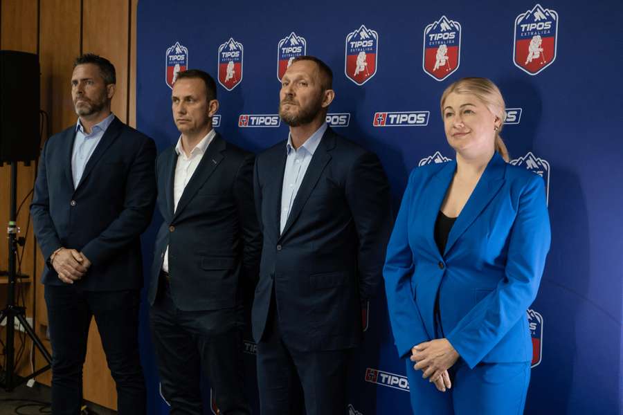 Riaditeľka APHK Aneta Budi (úplne vpravo) spoločne so zástupcami klubov. Riaditeľka APHK Aneta Budi (úplne vpravo) spoločne so zástupcami klubov.
