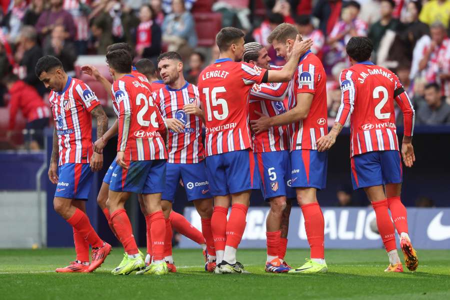 Alexander Sorloth félicité par ses coéquipiers.