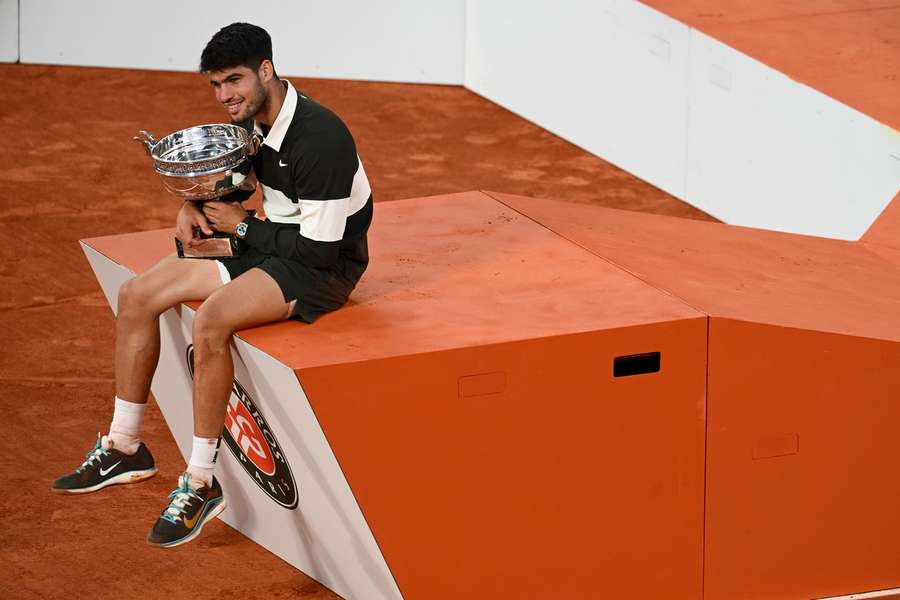 Carlos Alcaraz com o seu troféu de vencedor em 2025