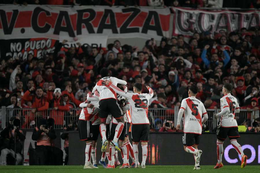 Los jugadores de River celebran un gol 