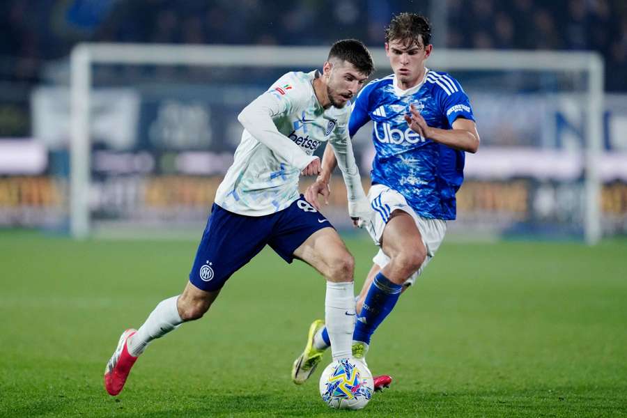 Inter's Petar Sucic vies for the ball with Como's Nico Paz