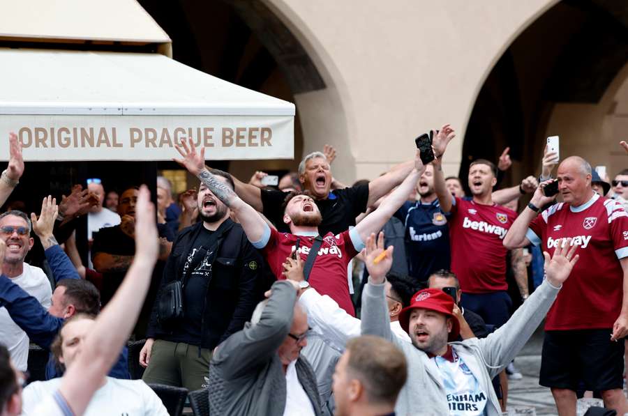 Os adeptos do West Ham em Praga antes da final